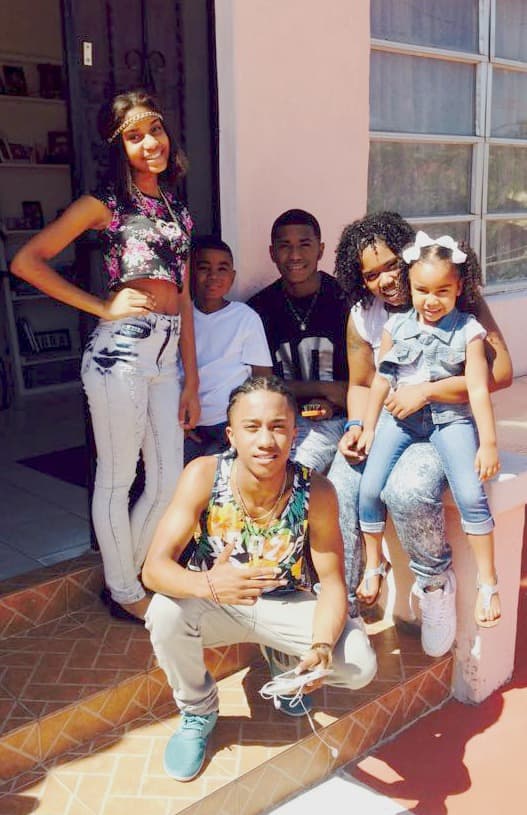 En su casa le dicen Baby Boy, es productor de su propia música y usa la música como forma de escape.