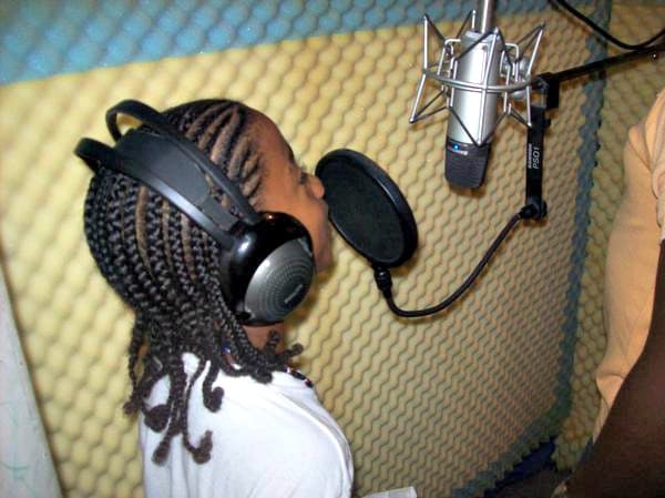 En su casa le dicen Baby Boy, es productor de su propia música y usa la música como forma de escape.