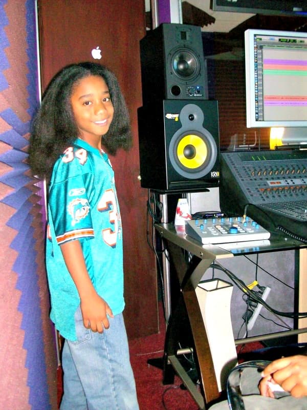 En su casa le dicen Baby Boy, es productor de su propia música y usa la música como forma de escape.