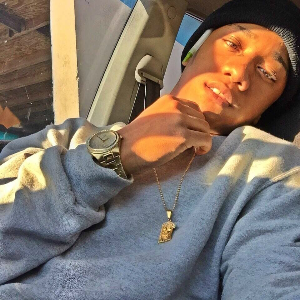 En su casa le dicen Baby Boy, es productor de su propia música y usa la música como forma de escape.