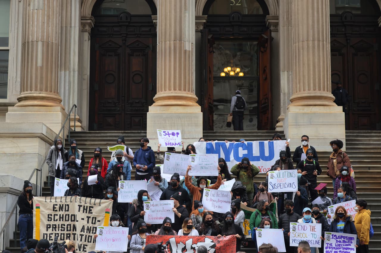 Los manifestantes llegaron al edificio Tweed Courthouse, donde es la sede actual del del Departamento de Educación de la Ciudad de Nueva York.