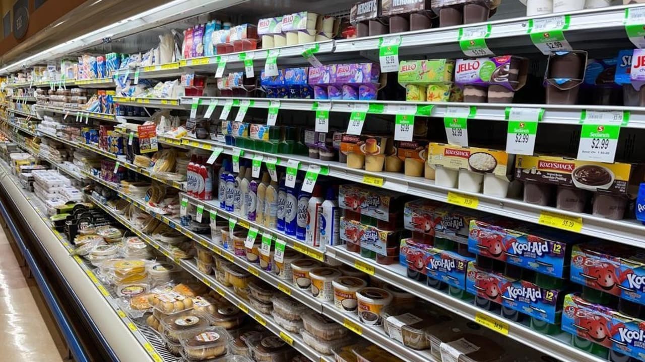 El economista agrega que la inflación está costando en este momento a cada estadounidense un promedio de 296 dólares más por mes. 
<br>