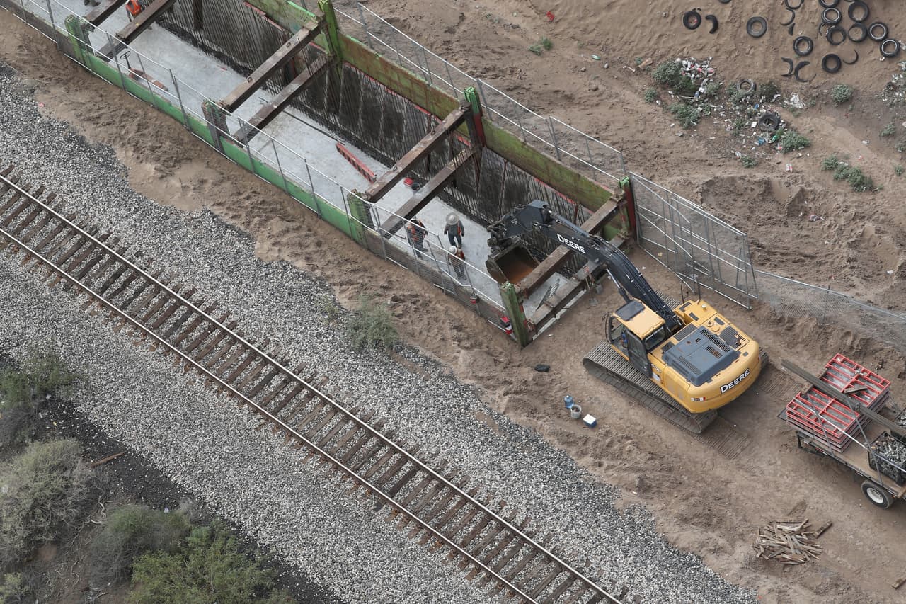 Reporte: el tramo del muro fronterizo construido con fondos privados podría derrumbarse