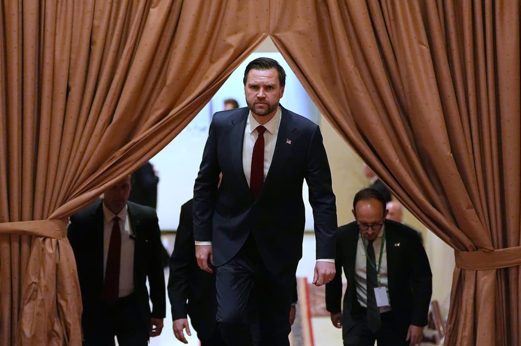 Guerra en Irán hoy: Trump dice que EEUU iniciará "inmediatamente" un bloqueo naval al estrecho de Ormuz