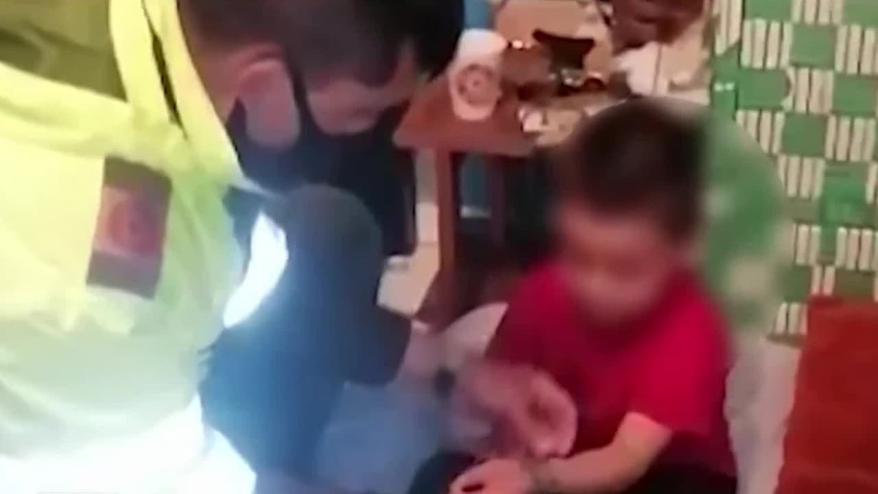 <b>Atado a una cama y sin comida: la tortura de unos padres a su hijo para que no desordenara la casa.</b>
<br>
<br>El pequeño fue encontrado por las autoridades luego de que vecinos reportaran el llanto del niño. El chico también tenía señales de golpes en su cuerpo. El menor era castigado hasta 16 horas, atado de manos y pies, mientras su madre y padrastro trabajaban.