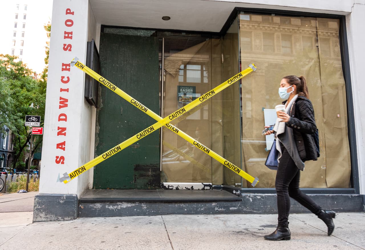 <b>Fondos federales para ayudar con la crisis económica del estado</b>
<br>
<br>Sin duda, el estado de Nueva York ha sufrido duro durante la pandemia. La economía del estado, que depende tanto del sector de turismo y restaurantero (así como de entretenimiento), sin duda ha sentido el impacto de los cierres más que otros lugares. 
<br>
<br>Asimismo, el estado fue de los que sufrieron más muertes al inicio de la pandemia. Pero, Biden ha dicho que un nuevo paquete de estímulo incluirá ayuda económica para Nueva York, lo cual brinda un poco de esperanza para la recuperación del estado.