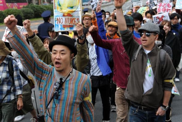 Este domigo, miles de manifestantes marcharon por la capital de Japón para exigir al Gobierno que prescinda de la energía nuclear.