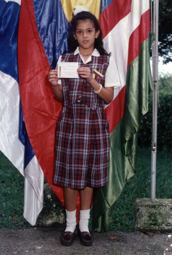 Carolina estudió en un colegio católico de monjas en la ciudad de Cali, Colombia. Para sus padres es un orgullo ver como su preciosa hija los sigue llenado de satisfacciones.