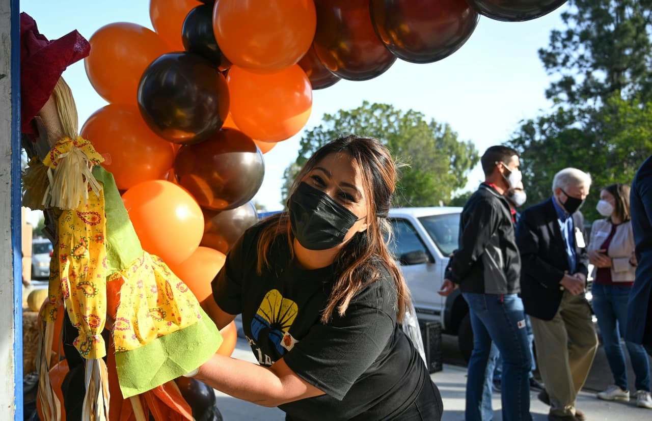 Además,
<b>limite el número de invitados</b>, limpie y desinfecte las superficies y los artículos que se tocan con frecuencia entre usos, y tenga conversaciones con los invitados con anticipación para establecer expectativas para celebrar juntos.