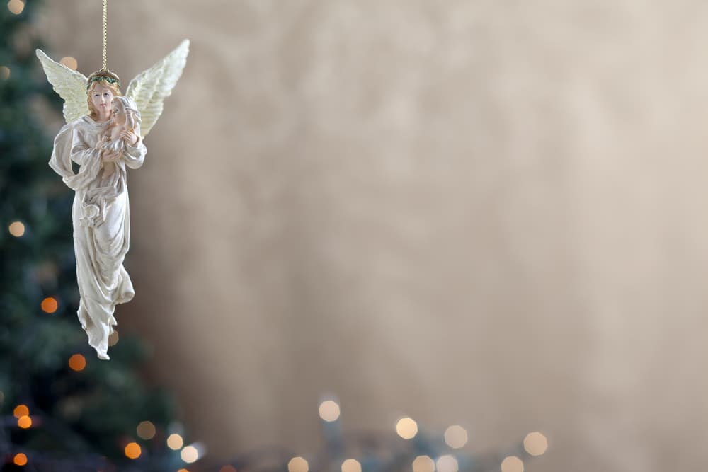 La Navidad representa la costumbre de darnos regalos mutuamente; sin embargo, los ángeles nos invitan a
<b> darle un regalo a Dios.</b>