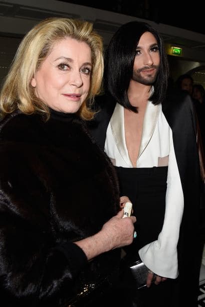 Antes de sufrir esta delicada crisis de salud, Catherine Deneuve (en esta foto de archivo junto a la cantante Conchita Wurst) estaba filmando la cinta 'De Son Vivant', bajo la dirección de la también escritora francesa Emmanuelle Bercot. La revista 
<b><a href="https://variety.com/2019/film/news/catherine-deneuve-hospitalized-serious-condition-paris-reports-1203394978/" target="_blank">Variety informó que la producción de la cinta quedó suspendida</a></b> hasta que ella se recupere.