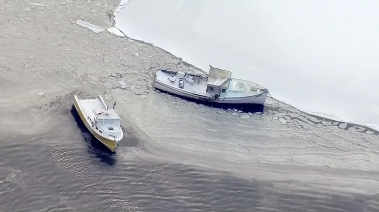 Algunos botes quedaron atascados en las aguas congeladas de la costa de Massachusetts.