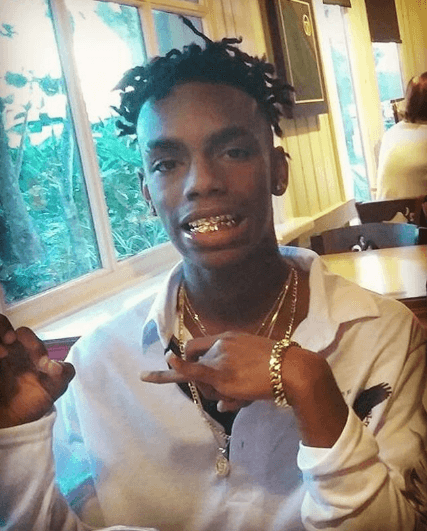 Los cargos que pesan sobre YNW Melly son de asesinato en primer grado. El también rapero 
<b>Cortlen Henry</b> enfrenta una acusación similar pues, según las autoridades, ambos hicieron parecer que las víctimas fueron tiroteadas desde un vehículo en movimiento.