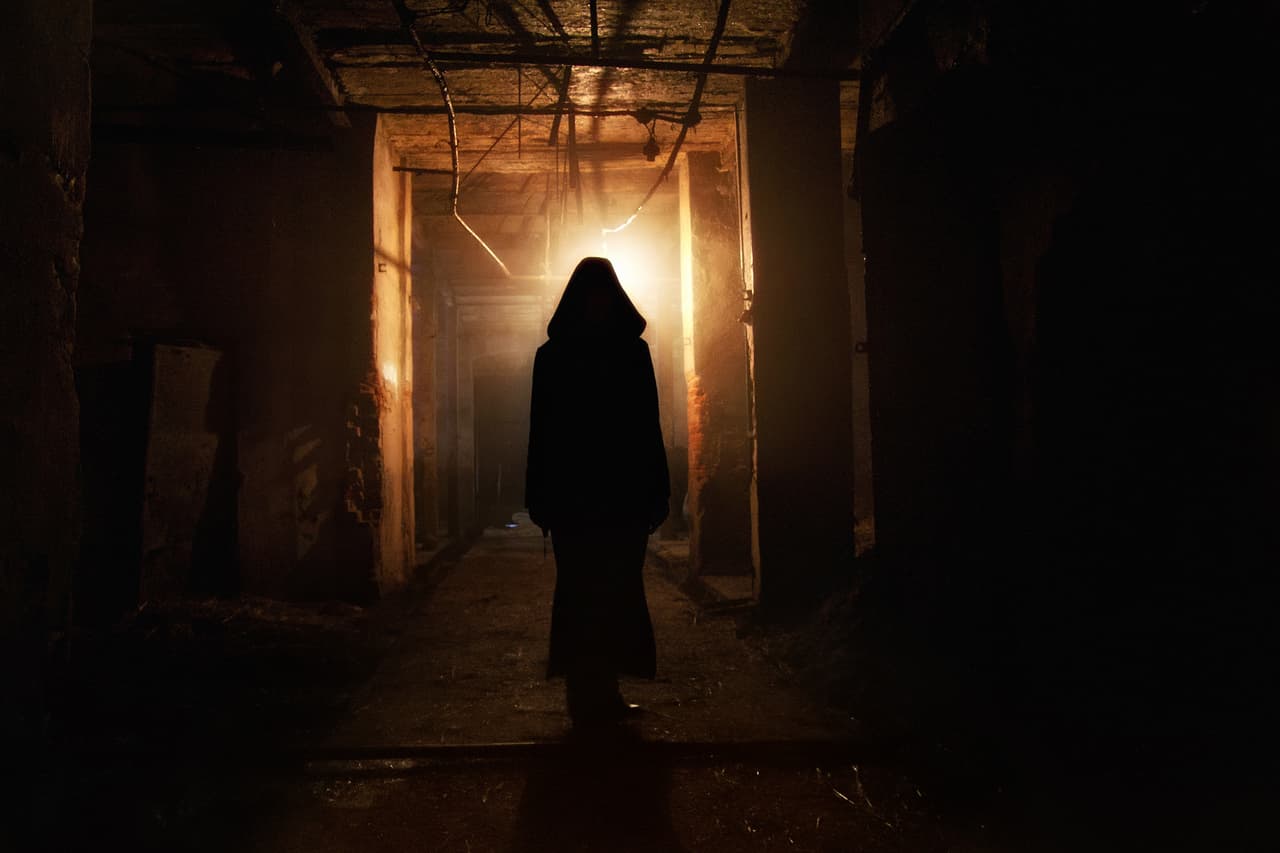 Pero en nuestro mundo de ciencia y razonamiento, hasta ahora no hay pruebas realmente confiables y auténticas que demuestren que nos rodean espíritus, sean amigables o no. Entonces, ¿qué dicen los científicos al respecto?