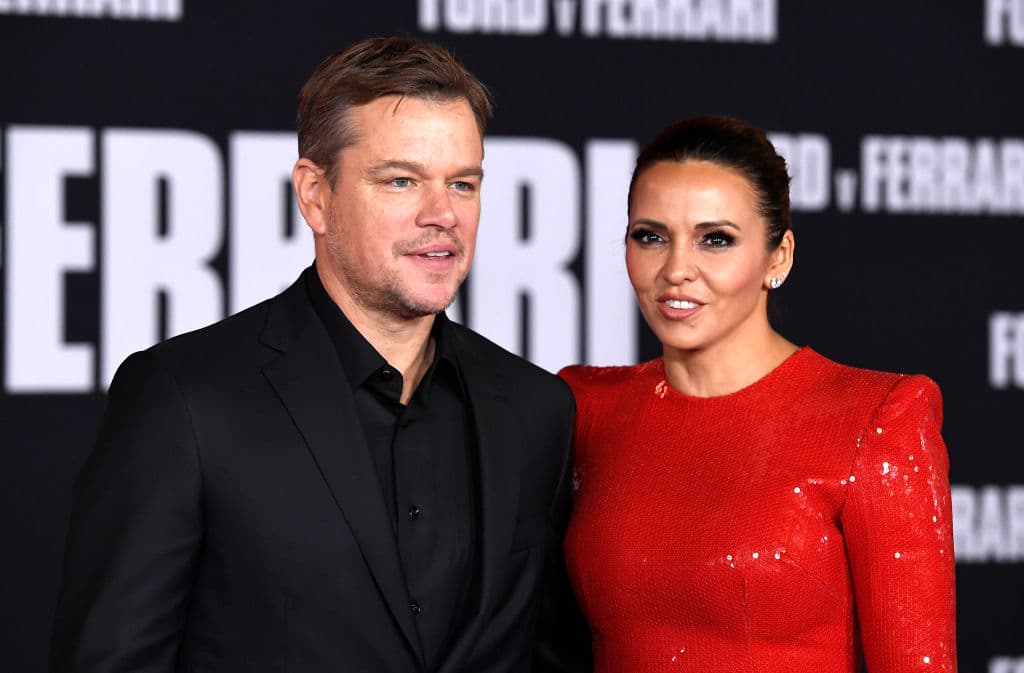 <b>Matt Damon</b> conoció a la argentina,
<b>Luciana Barroso</b>, cuando ella era mesera. Se casaron en 2005 y tienen tres hijas. Aunque sus fans refieren que no es "bonita" para él.
<br>
<br>"Estoy muy orgulloso de tener una esposa argentina.
<b>Eso me hace sentir un argentino honorario</b>”, bromeó el actor en una entrevista para el diario El Clarín en 2019.