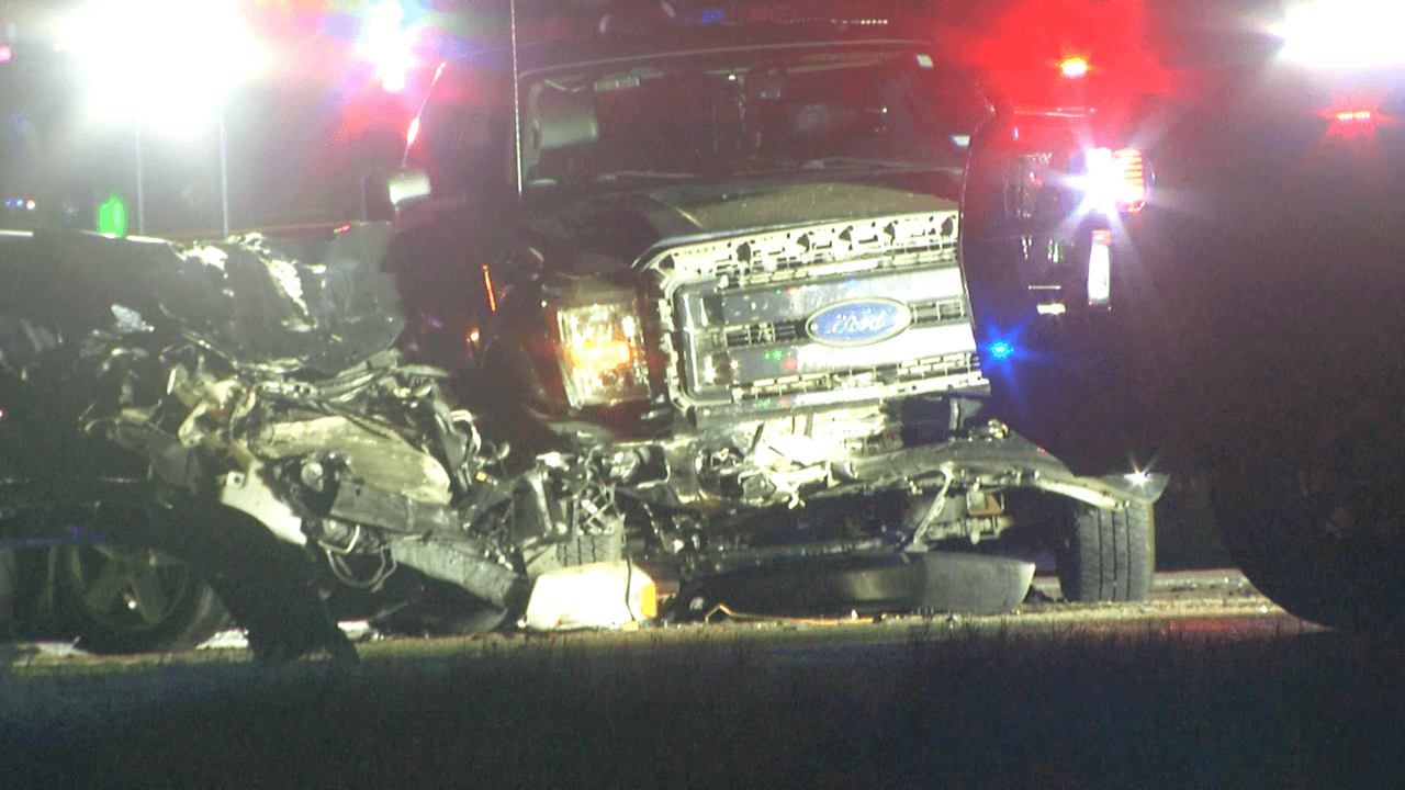 Un policía tiene un choque frontal; acusan a sospechosa de conducir intoxicada