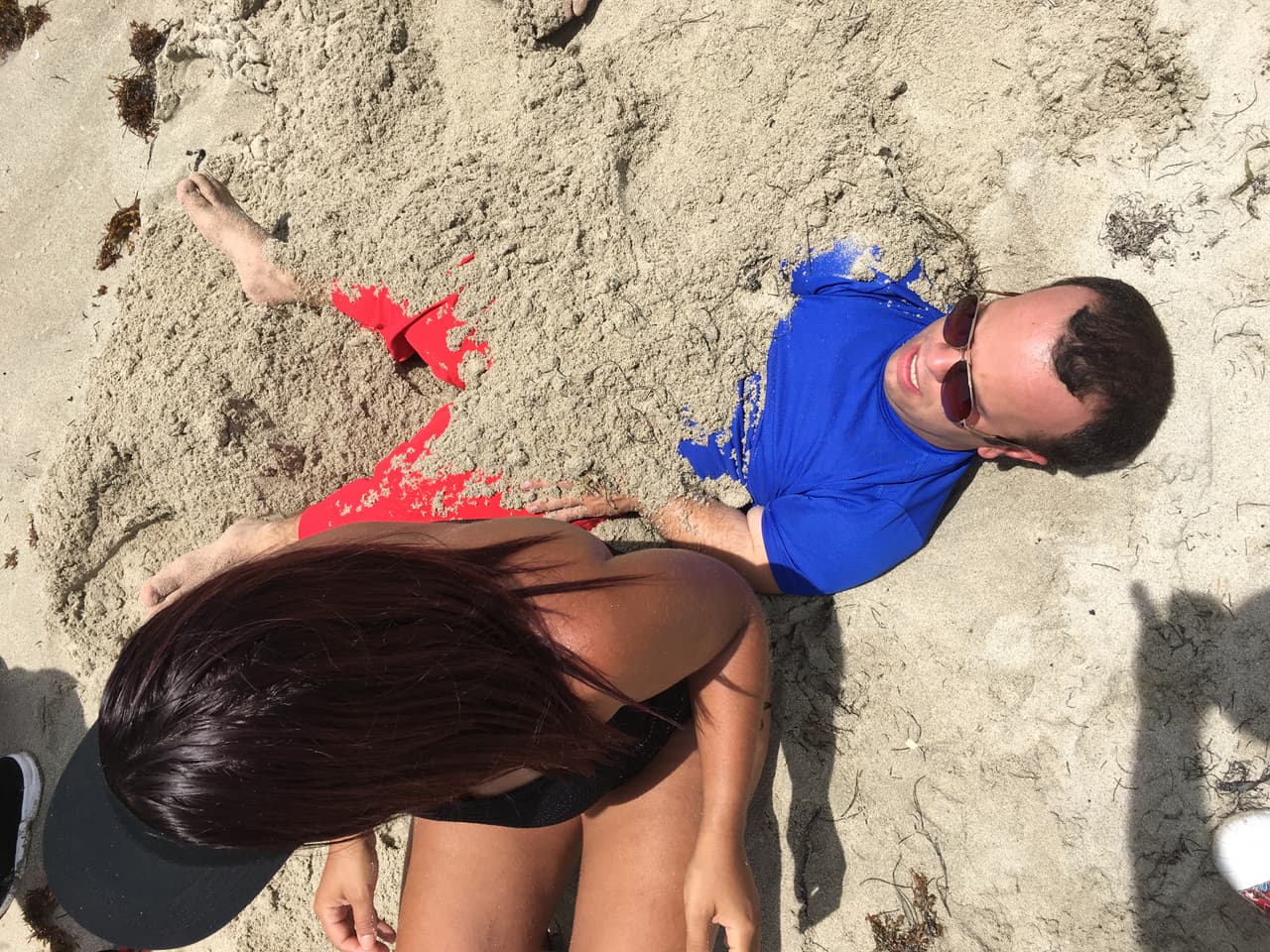 Carlitos sufrió del calor y el sol enterrado en la arena
<br>