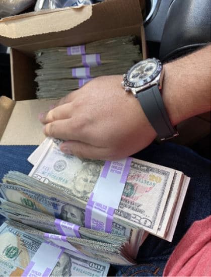 Tras la detención de Geovanny Fuentes en el aeropuerto de Miami en marzo de 2020, se encontraron fotos de armas y dinero en los móviles de Fuentes y en el iCloud de su hijo.