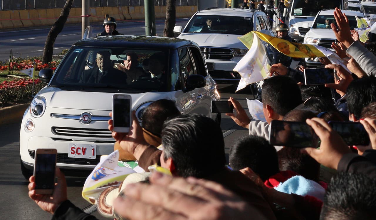En esta imagen de febrero de 2016, vemos a Francisco I dirigiéndose al aeropuerto de la Ciudad de México a bordo de otro
<b>Fiat 500 L</b>, está vez en el típico color blanco que usan la mayoría de los vehículos del garaje vaticano.