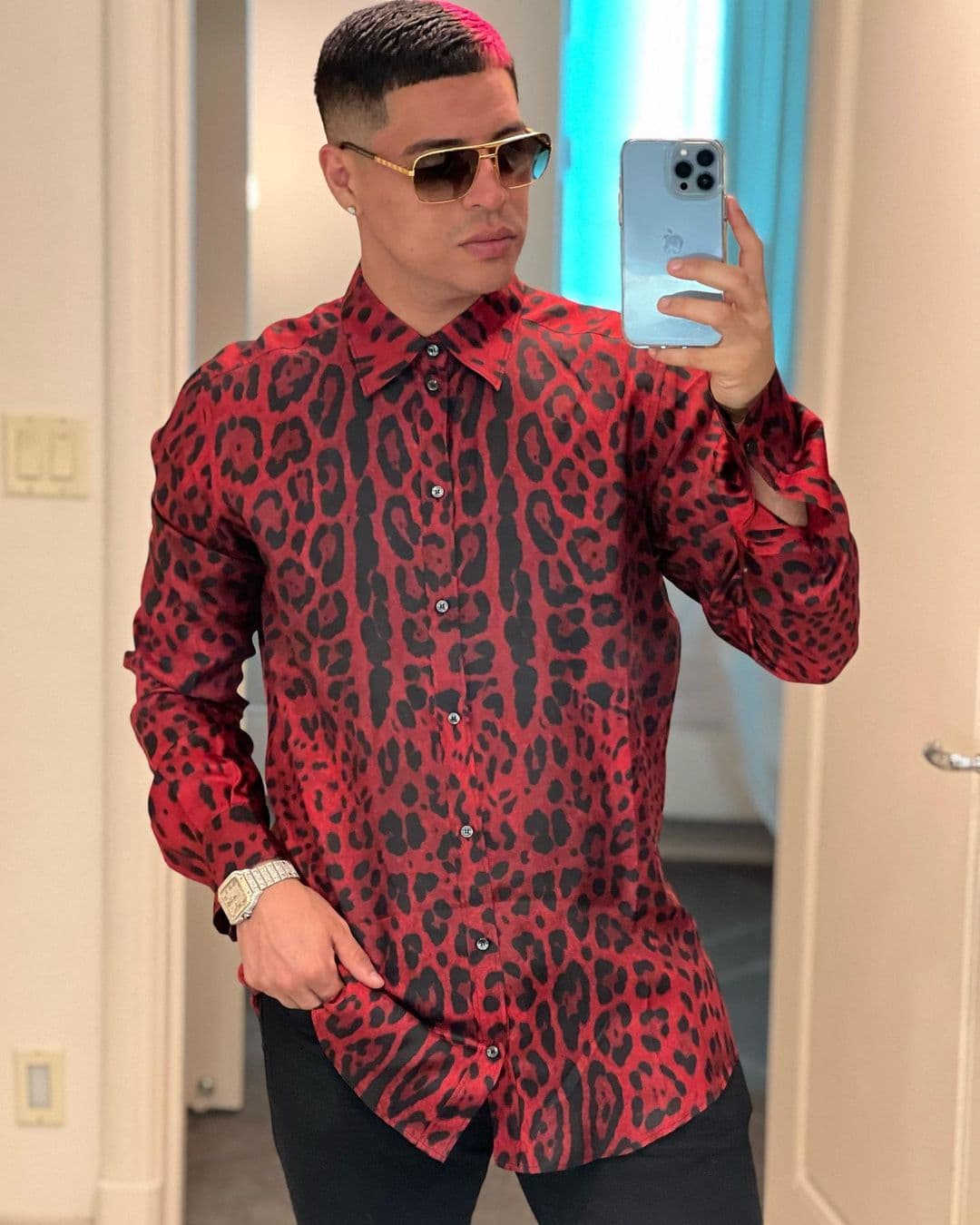 El originario de Culiacán, Sinaloa, ha saltado a la fama internacional con la agrupación Grupo Firme y su estilo de vida cada vez es más comentado. El 26 de abril compartió en su perfil de Instagram otro llamativo look, en esta ocasión también vistió de Dolce & Gabanna.