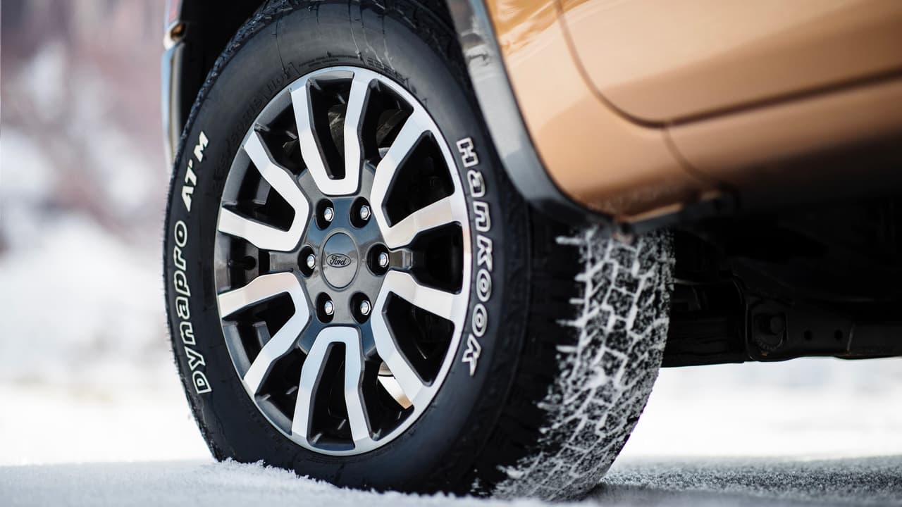 <h3 class="cms-h3-H3">Control de crucero todoterreno y otras tecnologías</h3>
<br>El paquete FX4 de la Ford Ranger 2019 ofrece también tecnología de 
<b>Control de Trocha</b> que funciona como un 
<b>control de crucero todoterreno</b> en el que el auto se encarga de la aceleración y el frenado mientras que el conductor dirige el vehículo. La Ford Ranger 2019 cuenta con una impresionante lista de 
<b>sistemas de ayuda al conductor</b> estándar para las versiones XLT y Lariat que incluye el sistema de frenado automático de emergencia, sistema de mantenimiento de canal con alerta de perdida de canal, sistema de alerta trasera y un sistema de 
<b>alerta de punto ciego que cubre incluso la longitud de un remolque</b>. La versión Lariat de la Ford Ranger 2019 incluye además un sistema de detección de peatón y 
<b>control de crucero adaptable</b>.