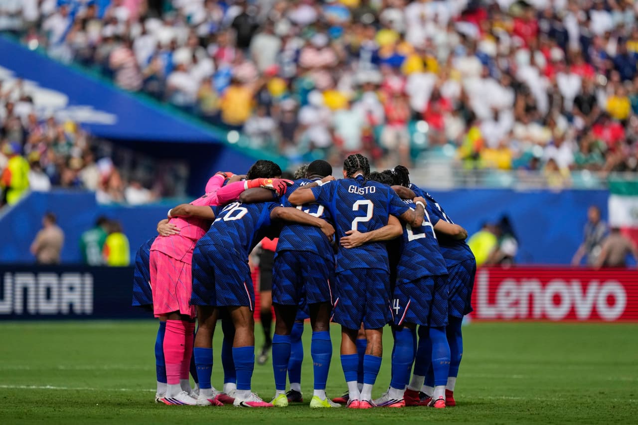 Jugadores franceses se agrupan en el campo durante el partido por el tercer puesto del Mundial entre Francia e Inglaterra en Miami Gardens, Florida, el sábado 18 de julio de 2026.