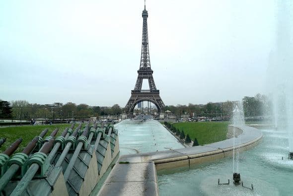 El 31 de marzo de 1889, el ingeniero francés de ascendencia alemana Gustave Eiffel izó la bandera de Francia en la cúspide del monumento.