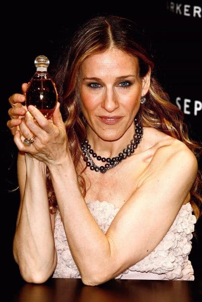 La protagonista de 'Sex and the City', Sarah Jessica Parker, es considerada uno de los grandes íconos de moda. La actriz saltó al mundo de la belleza con 'Lovely', una composición con lavanda, orquídea, ámbar, martini de manzana, narciso y almizcle era una excelente idea, por lo que el resultado fue 'Lovely'.