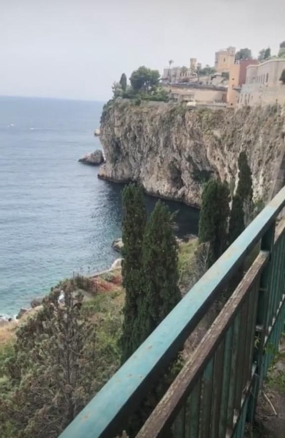 En la publicación en Facebook quiso practicar el idioma, sin embargo, al ver la cámara encendida se puso nerviosa, pero advirtió que más tarde intentaría grabar una conversación entre ella y alguien de la región.
<br>