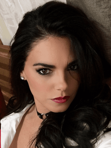 Ahí interpretó a una mujer de la vida galante. La actriz confesó en una entrevista para la revista TVyNovelas que fue un gran reto actoral dar vida al personaje de Chantal.