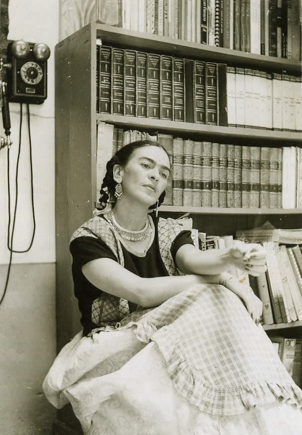 A casi 64 años de su muerte, Frida Kahlo sigue siendo una gran influencia en las nuevas generaciones de artistas, y en los últimos años ha sido tomada como inspiración en la moda internacional y el arte en general.