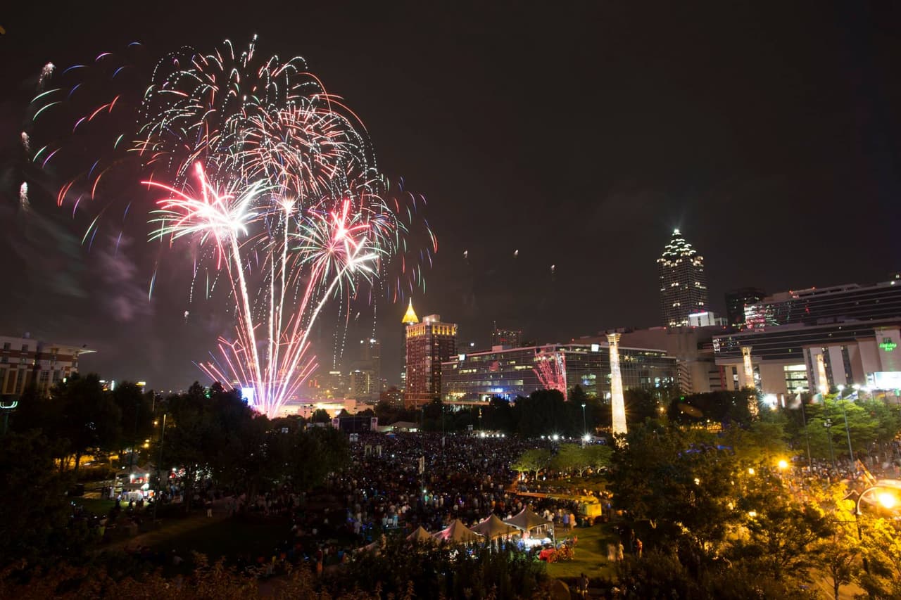 <b>Evento</b>: Look Up Atlanta
<br>
<b>Fecha</b>: 1 de julio 
<br>
<b>Lugar</b>: Centennial Olympic Park. 265 Park Avenue West, NW. Atlanta, GA.
<br>
<b>Sitio web</b>: 
<a href="https://www.lookupatl.com/tickets">https://www.lookupatl.com/tickets</a> 
<br>
<br>El espectáculo metropolitano de fuegos artificiales más grande de Estados Unidos regresa el sábado 1 de julio, encabezado por una actuación especial de la Orquesta Sinfónica de Atlanta.