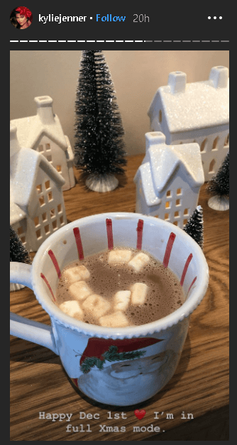 "Feliz primero de diciembre.
<b>Estoy en completo modo navideño"</b>, escribió Kylie Jenner en la foto de una taza de Navidad con lo que parece ser chocolate caliente y malvabiscos flotando.