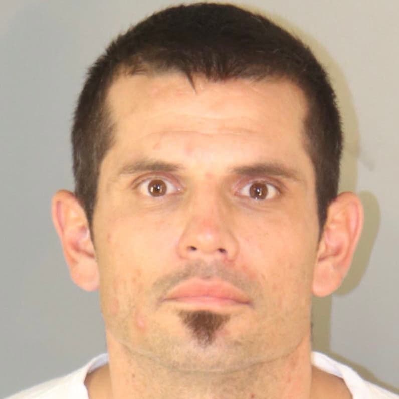 Michael Scott Sturm, de 37 años y residente en Colton, enfrenta cuatro cargos de robo, uno de los cuales habría sido al negocio Hollywood Threading, en Riverside, entre el 19 y 20 de julio. De ahí desaparecieron cerca de una
<b>docena de onzas de oro</b> y otras
<b> piezas únicas </b>y fáciles de distinguir.