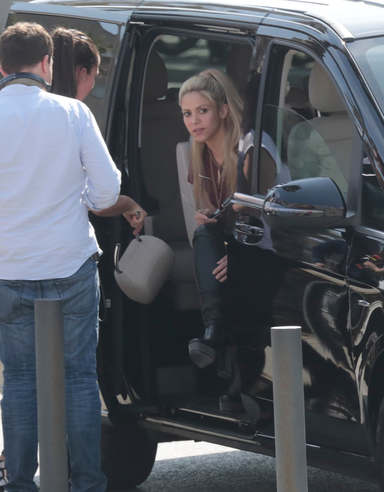 Shakira, con pantalones de cuero en la primera de Barcelona, y una gorra que dice "I love Barcelona".