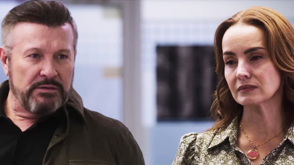 Gustavo llega cínicamente a consolar a Paloma y Bárbara | Mi Rival | Capítulo 15