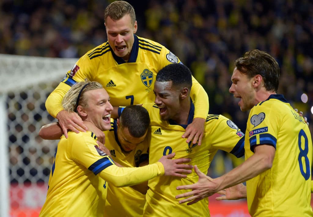 Emil Forsberg y Alexander Isak vuelven a aparecer frente Grecia y le dan la victoria a Suecia 2-0.