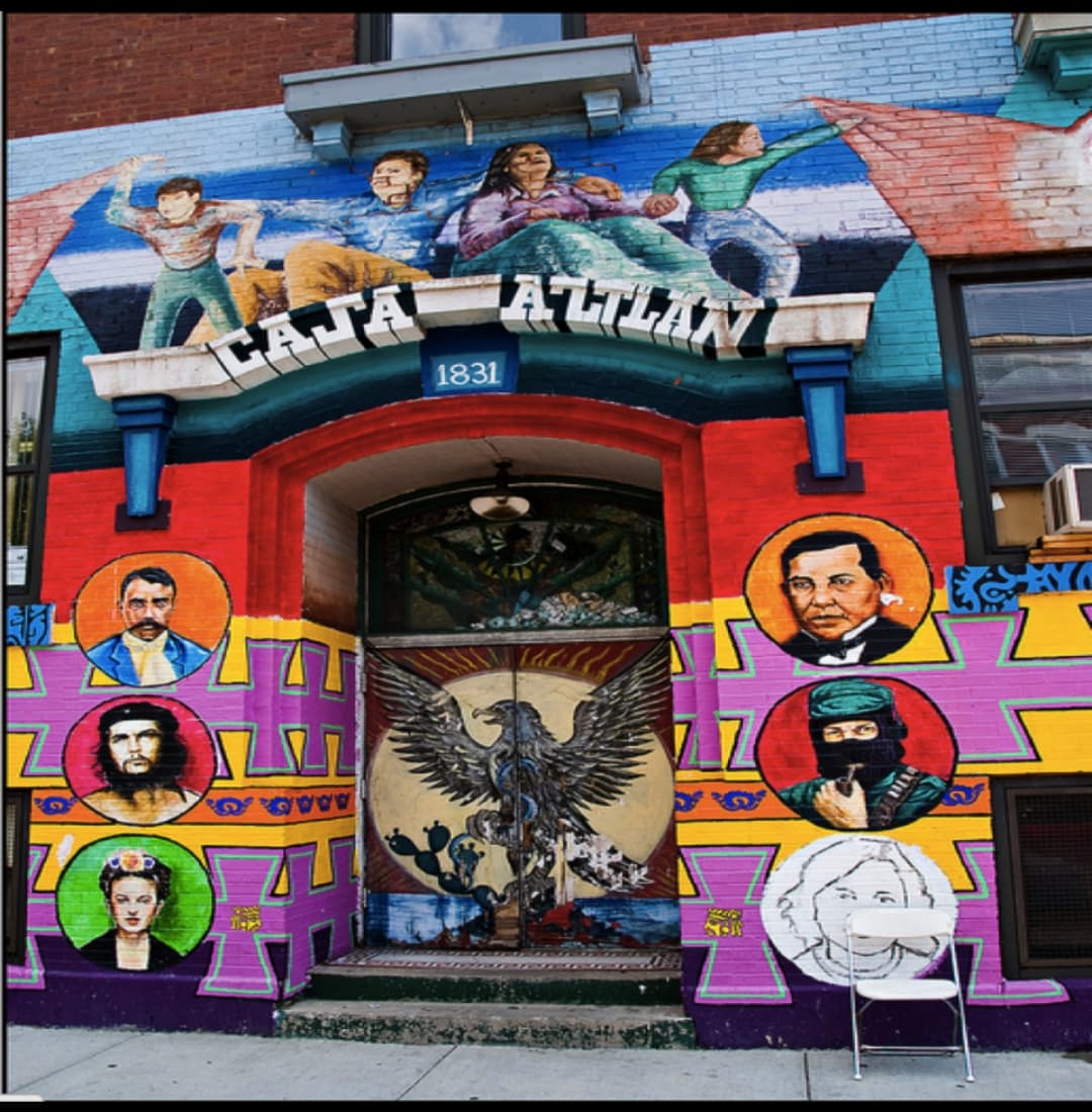 La entrada de la Casa Aztlán que pintaron el lunes.