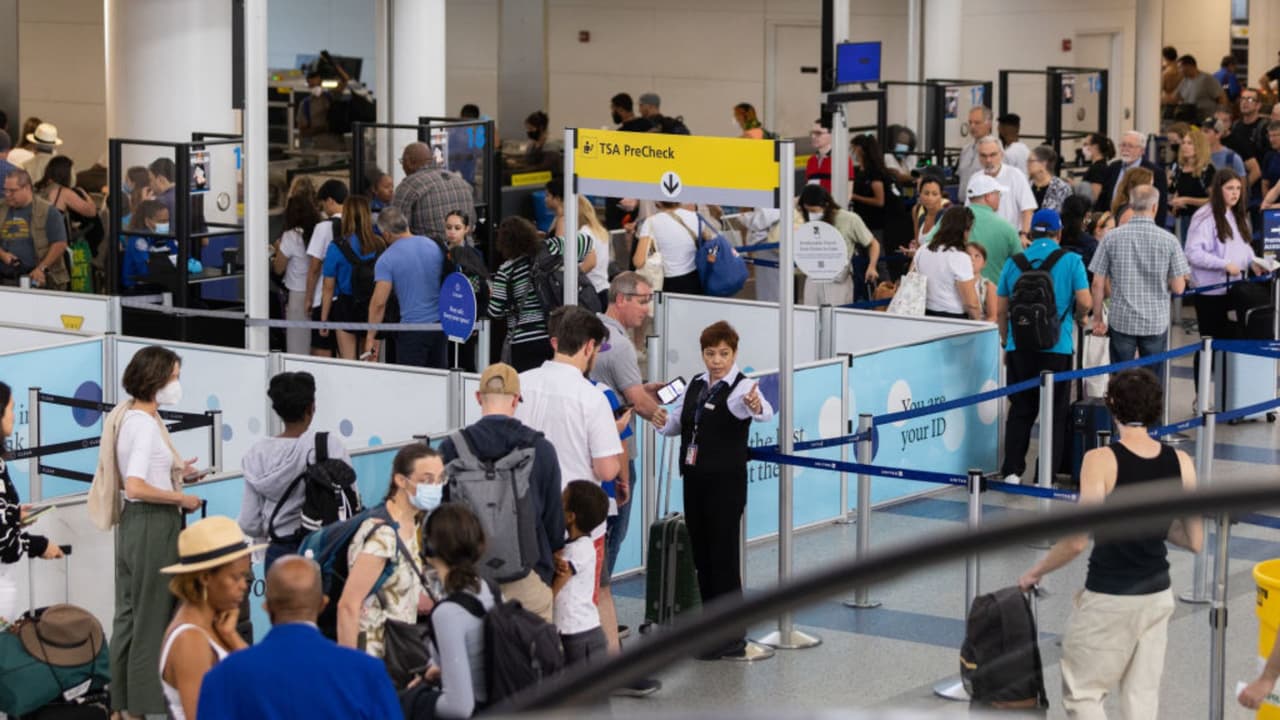 Aeropuerto de Newark enfrenta retrasos en sus vuelos por escasez de controladores aéreos