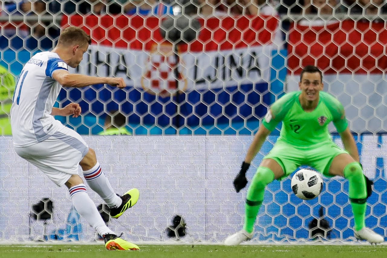 Alfred Finbogasson (11) jalando del gatillo en una de las ocasiones claras que tuvo Islandia en el primer medio. Hay que decir que gracias a la oportuna labor de Kalinic su cabaña se mantuvo imbatida.
