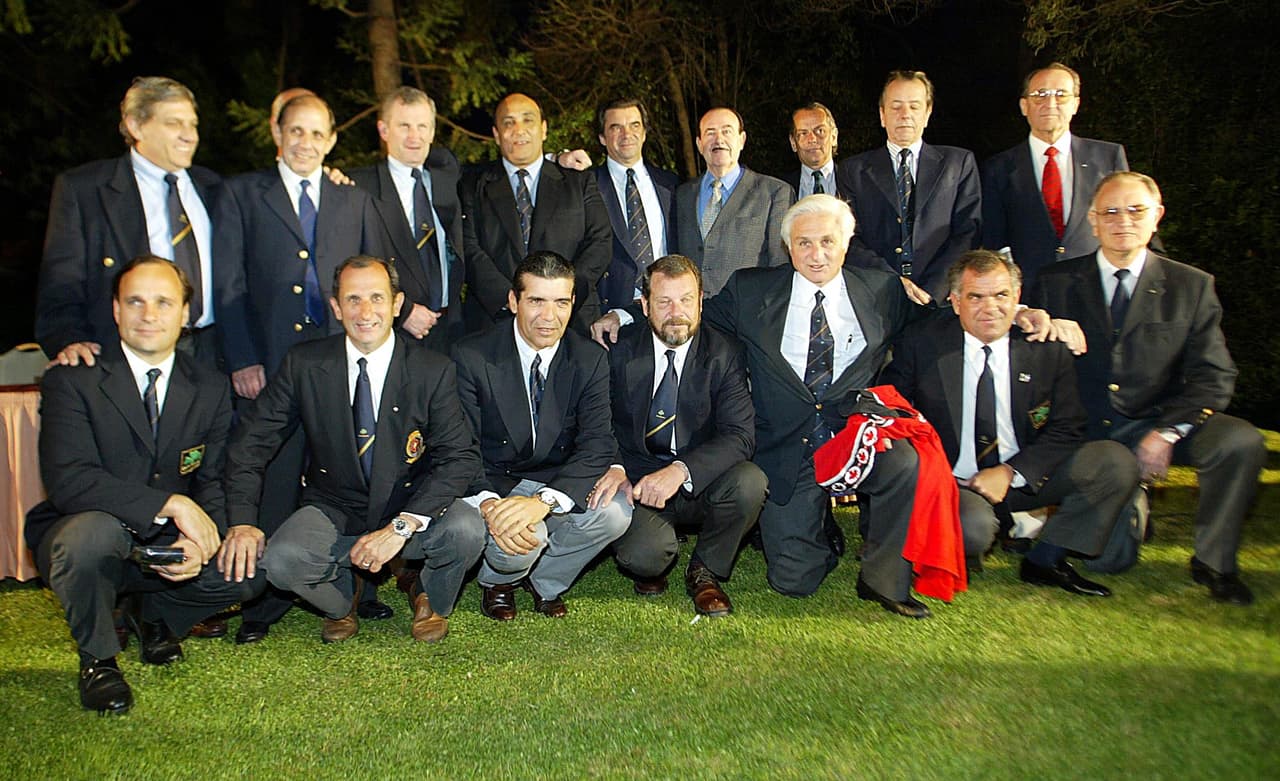 Una avalancha mató a ocho más a fines de octubre, y otros fallecieron por enfermedades. Los 16 sobrevivientes no fueron rescatados sino hasta el 23 de diciembre de 1972, tras 72 días entre las montañas nevadas. Aquí vemos al grupo, treinta años después, posando en 2002.