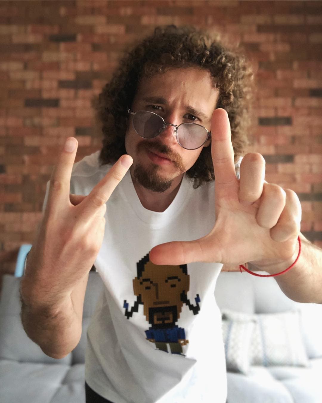 Rodríguez aparentemente encontró un mensaje comprometedor en un grupo de WhatsApp, el cual leyó así: "Luisito 'El Pillo': La que me cogí ayer, pinche morra estabas hasta el culo. Pero mira, está bien loca".