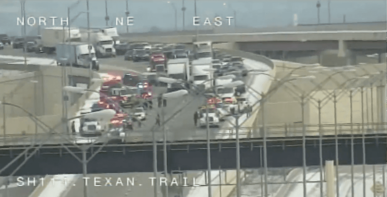 A través de las cámaras de TxDOT, se lograba ver parte del caos tras el accidente en el norte de Texas.