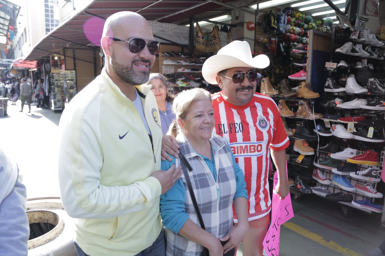 Las personas no dejaron de retratarse con los locutores y ellos posaban ante las cámaras.