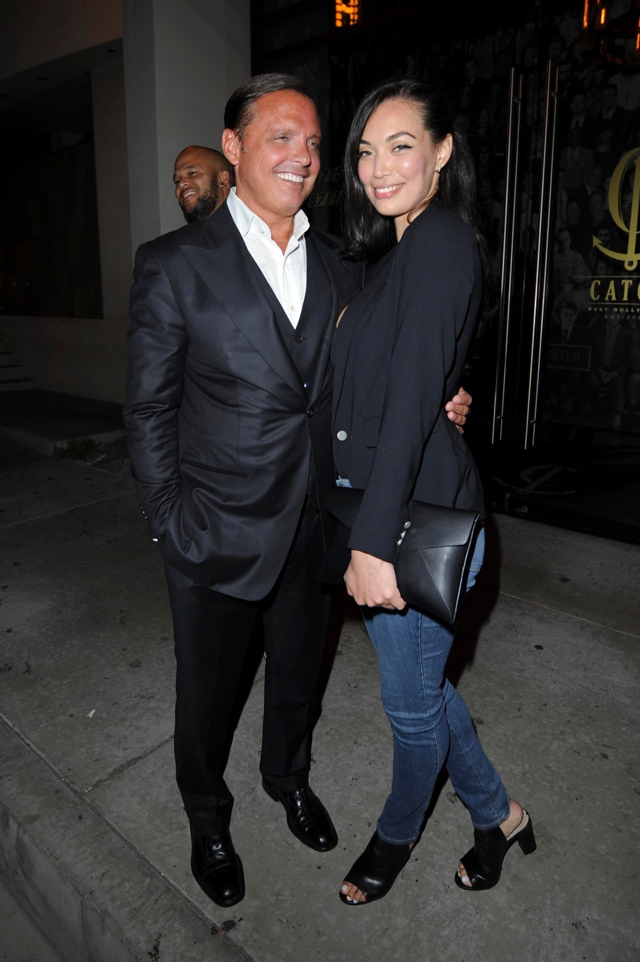 Luis Miguel miró perdidamente a la nueva mujer y la tomó de la cintura.