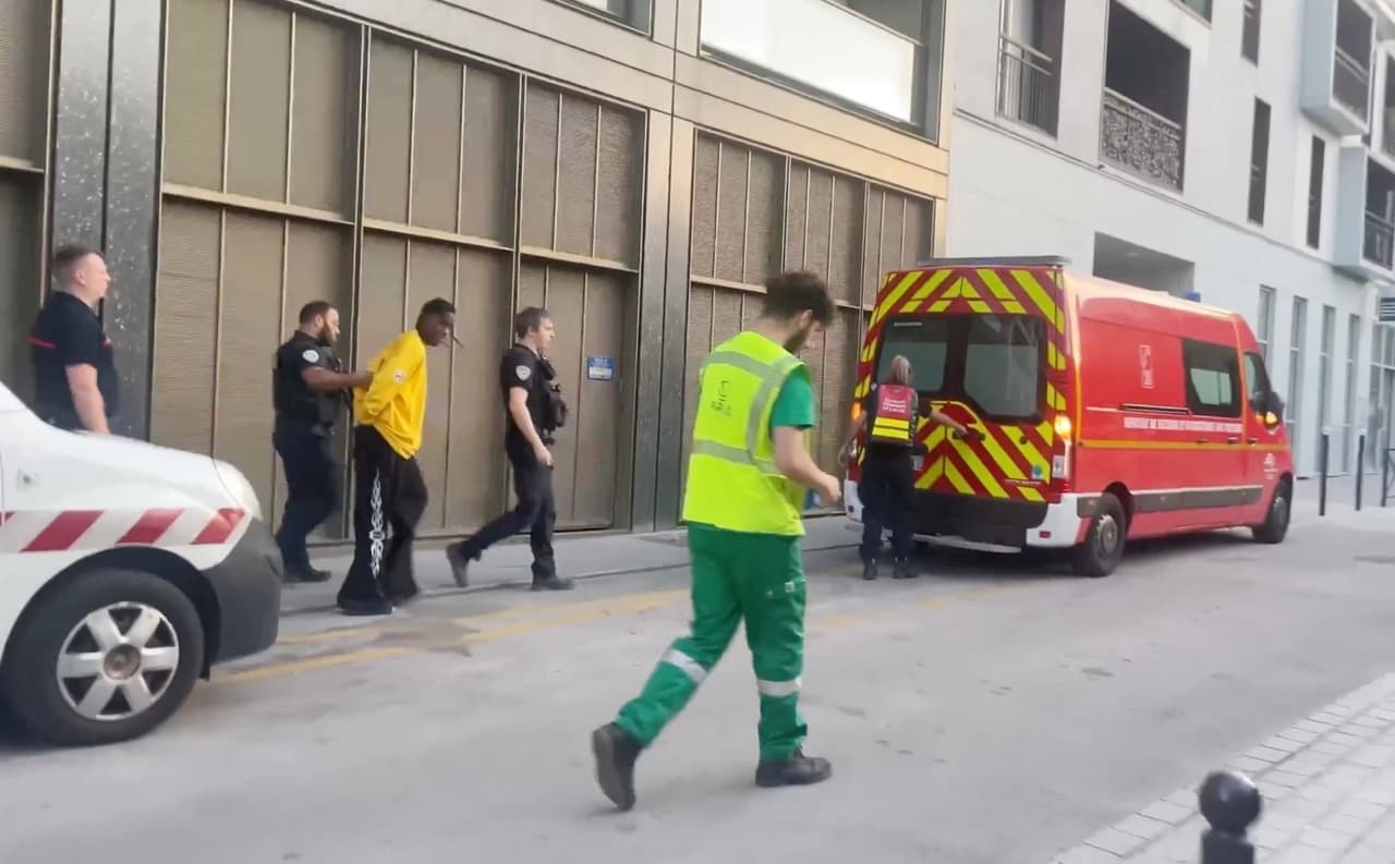 Travis Scott fue llevado al hospital en una ambulancia.