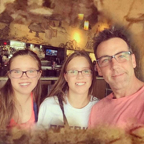 El actor confesó que a sus hijas les gusta el trabajo comunitario, por lo que hace unas semanas las llevó a visitar un orfanato en Guatemala, donde pudieron convivir por unas horas con los niños huérfanos, según informó el programa 
<a href="https://www.youtube.com/watch?v=ml66qyQfK4A">'Al rojo vivo'</a>.