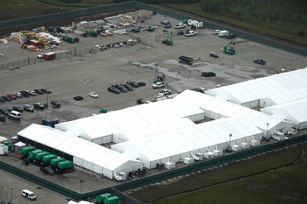 Jueza de Florida pausa obras de construcción en el polémico centro de detención  de inmigrantes 'Alligator Alcatraz'