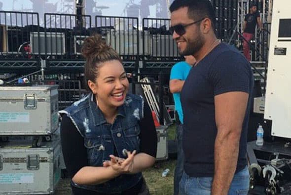 Poco antes del show, Chiquis estaba de lo más sonriente con el cantante Jovanko.