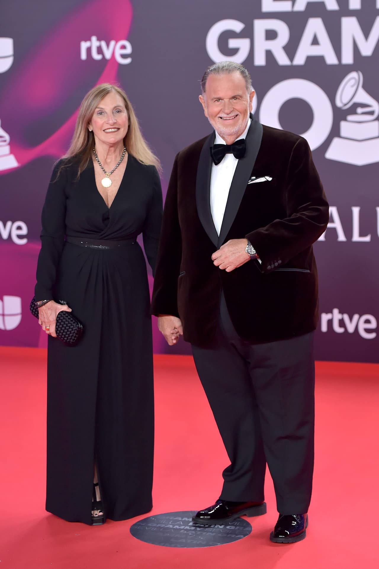 <b>Raúl de Molina </b>fue uno de los conductores de Noche de Estrellas y en la alfombra estuvo acompañado por su esposa Millie.
<br>